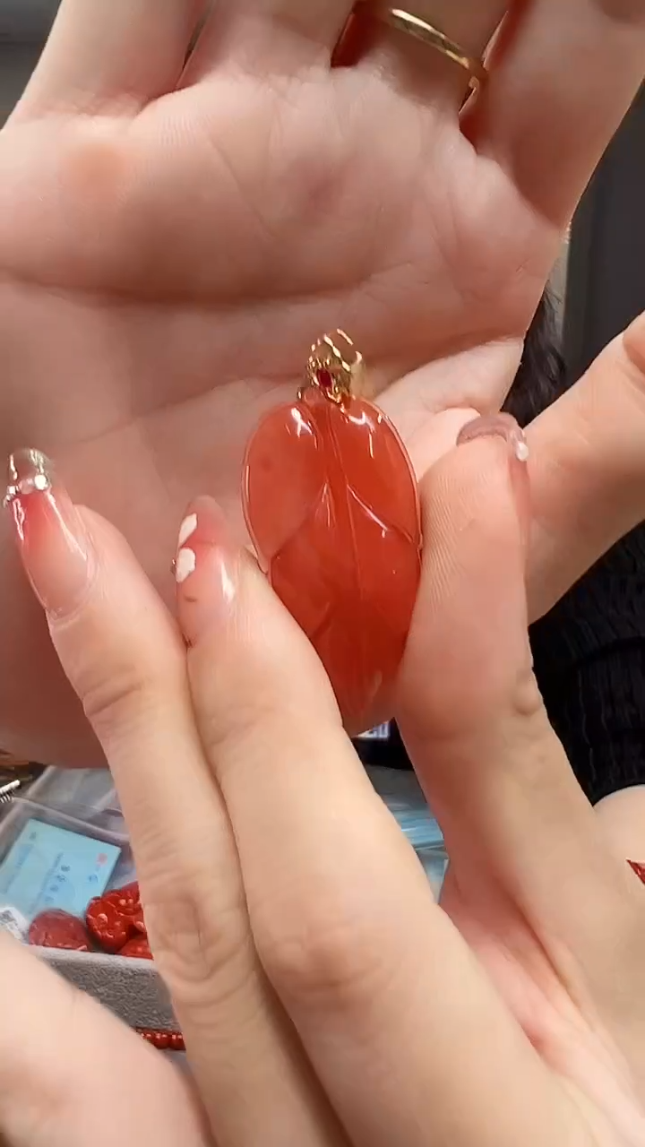 【闪购商品】南红玛瑙吊坠(不含链)18K金镶嵌/YK树叶