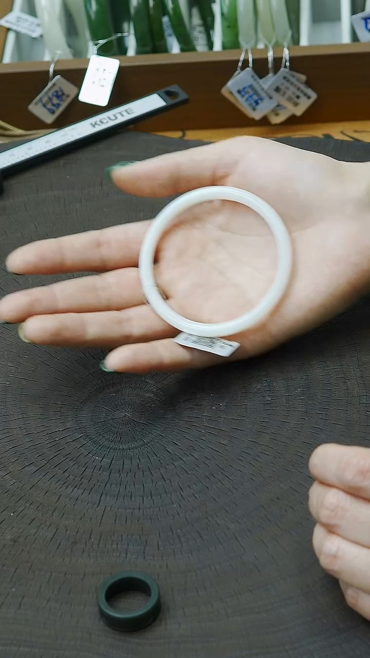 未镶嵌手镯和田玉57圈口 糯白叮当手镯