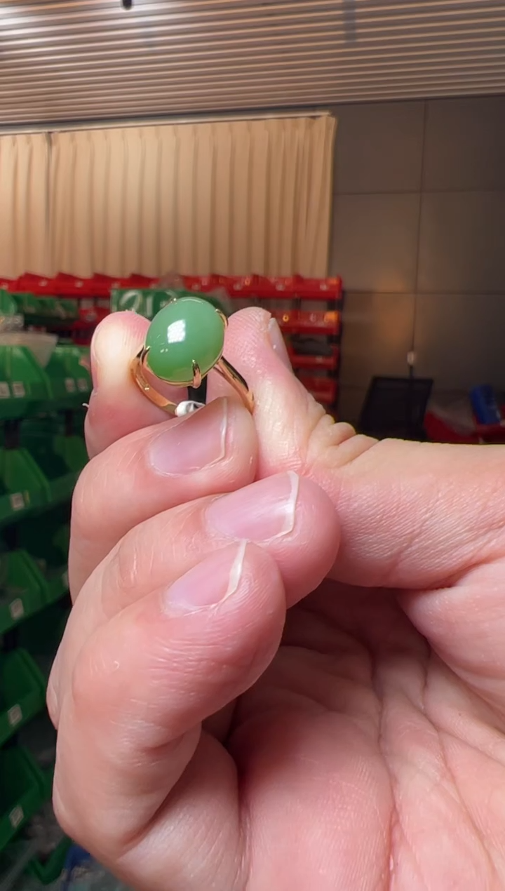 【闪购商品】和田玉戒指18K金镶嵌约10*12mm碧玉椭圆蛋面