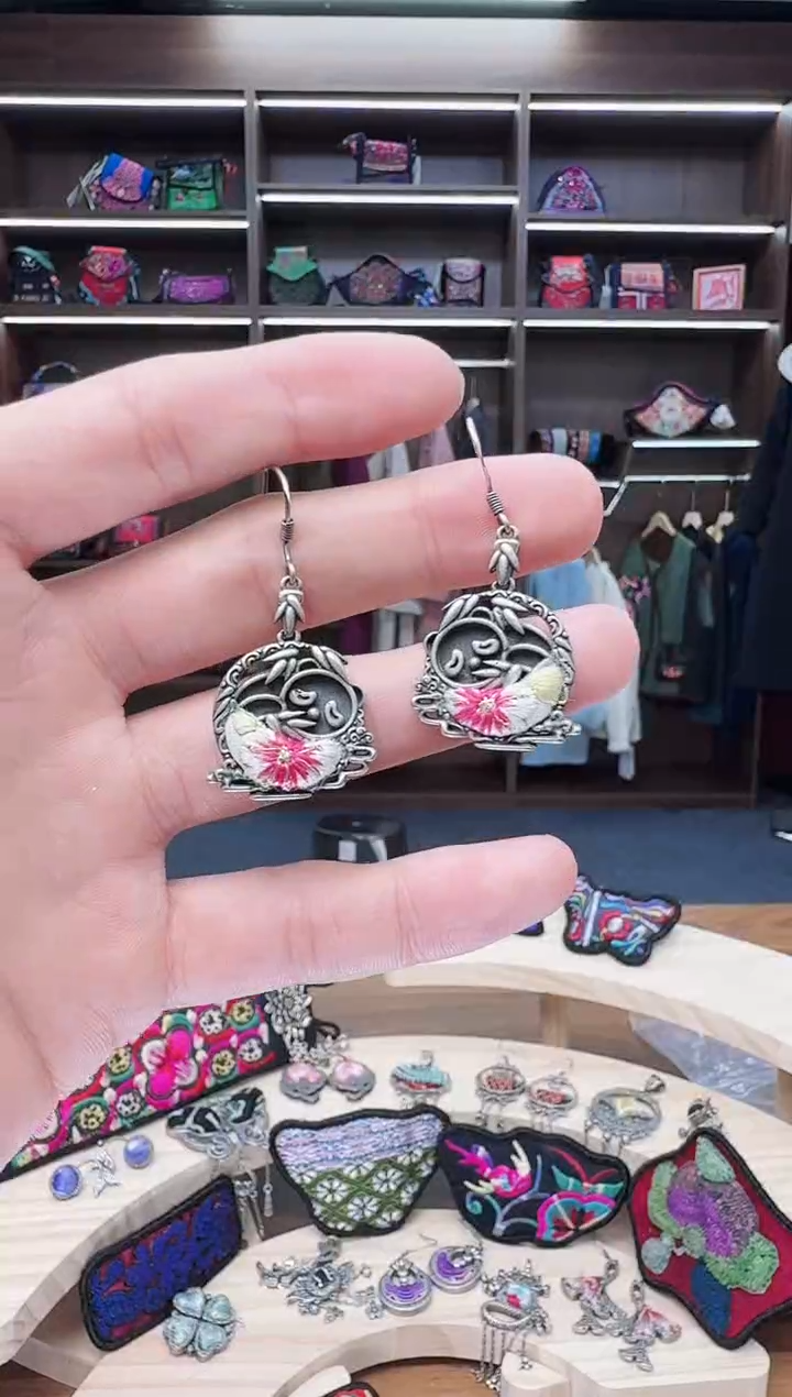 织绣23蒙阿苏苗绣传承店