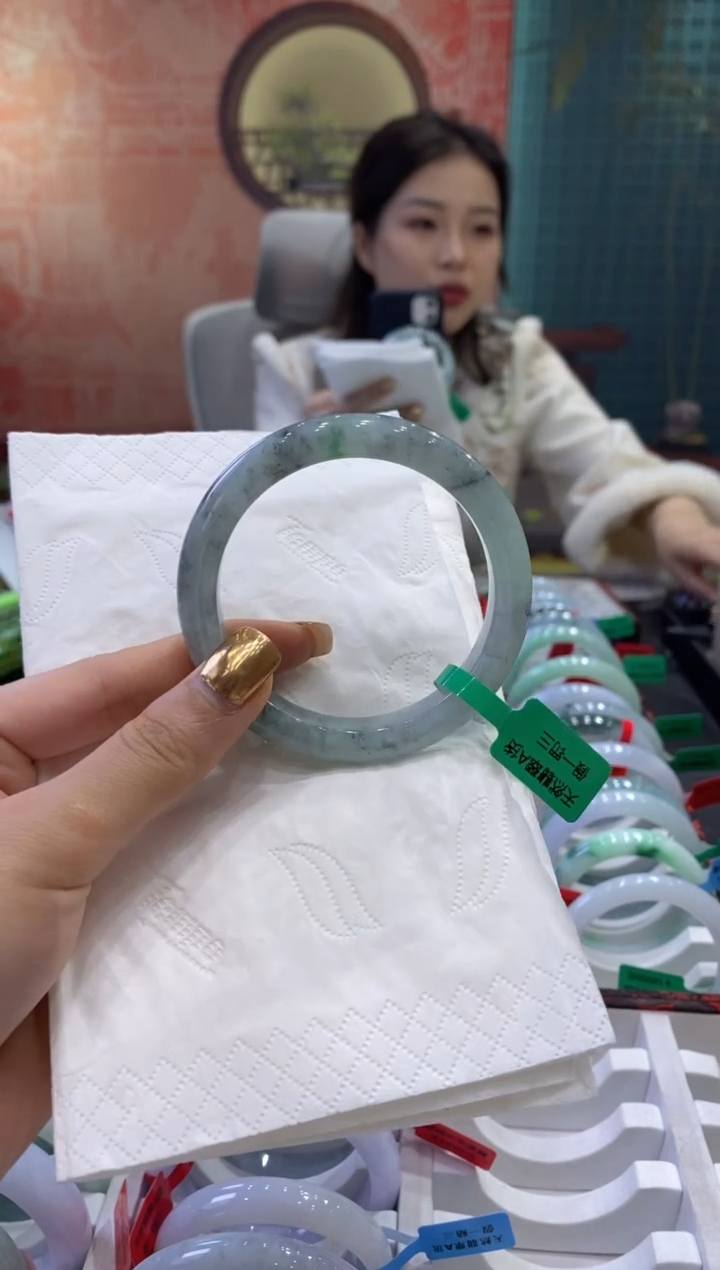 【闪购商品】翡翠手镯未镶嵌多人03889
