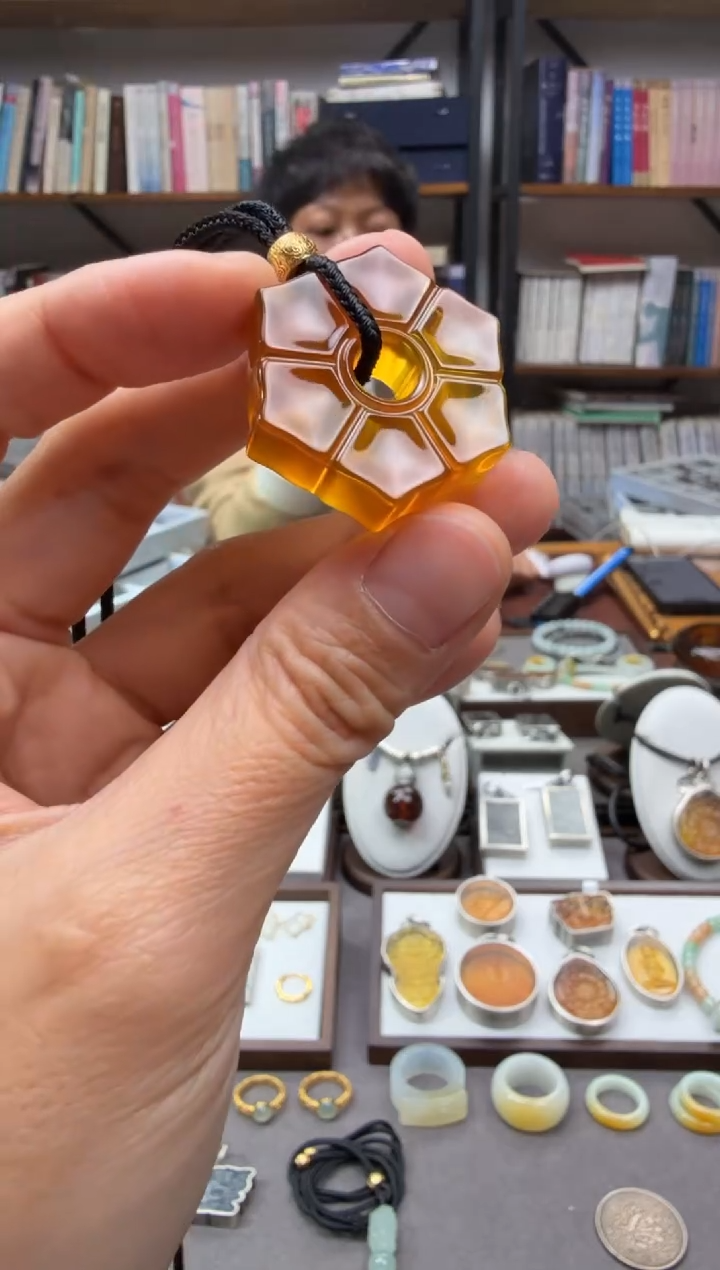 琥珀颈饰未镶嵌莲花吊坠