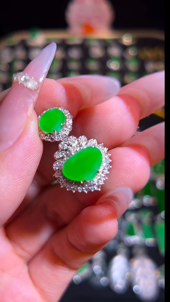 18K金镶嵌挂件翡翠吊坠