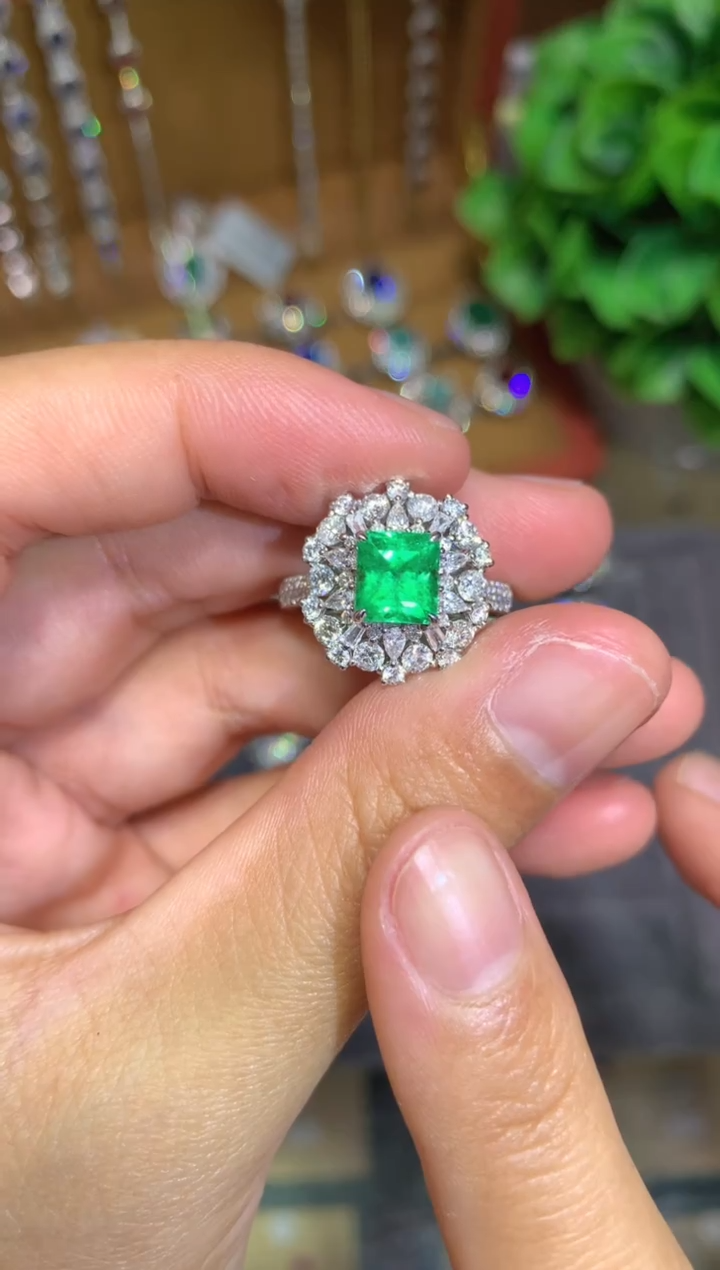 18K金镶嵌戒指祖母绿1.48CT