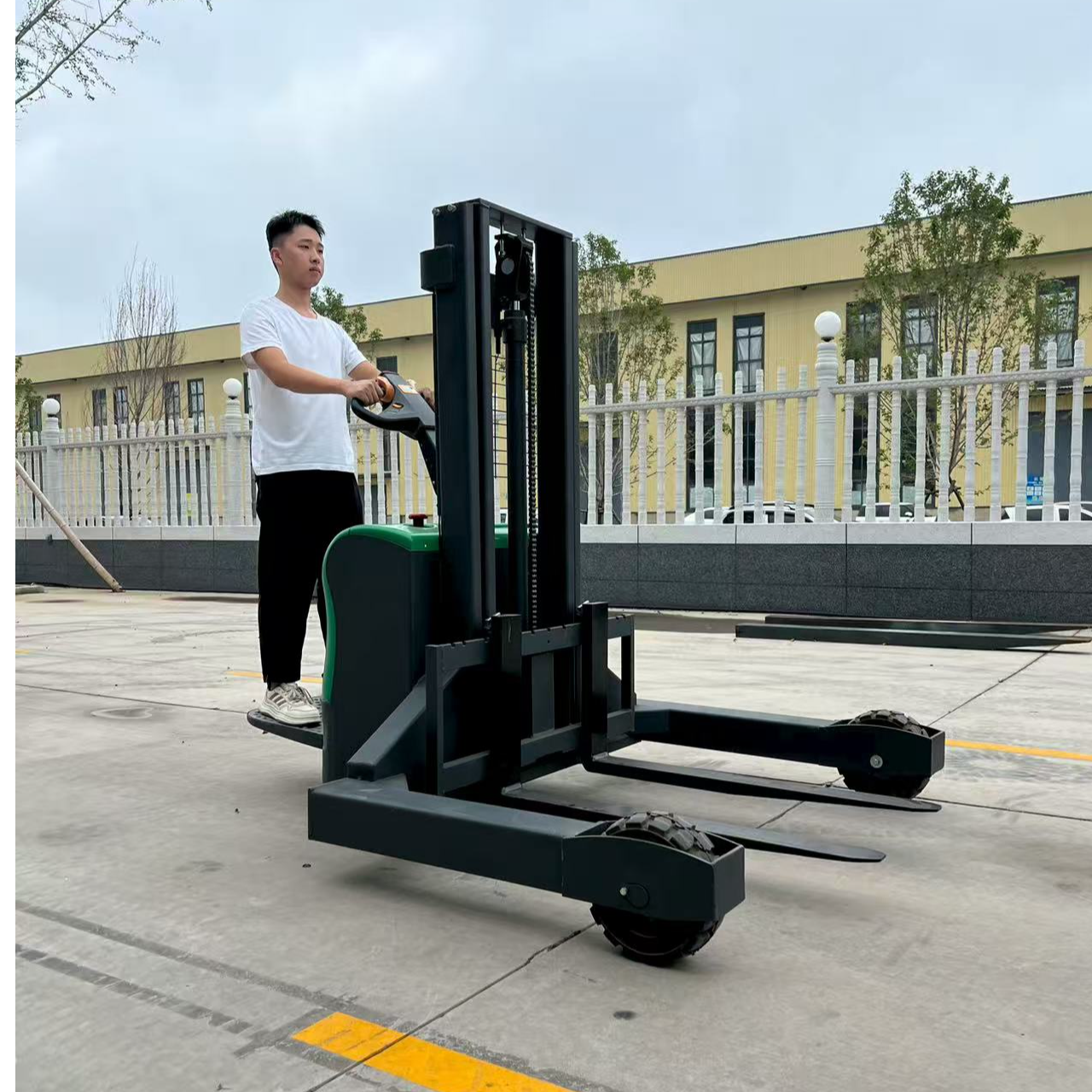 小型加宽腿大轮全电动堆高升高液压装卸铲车叉车吨桶吨包专用