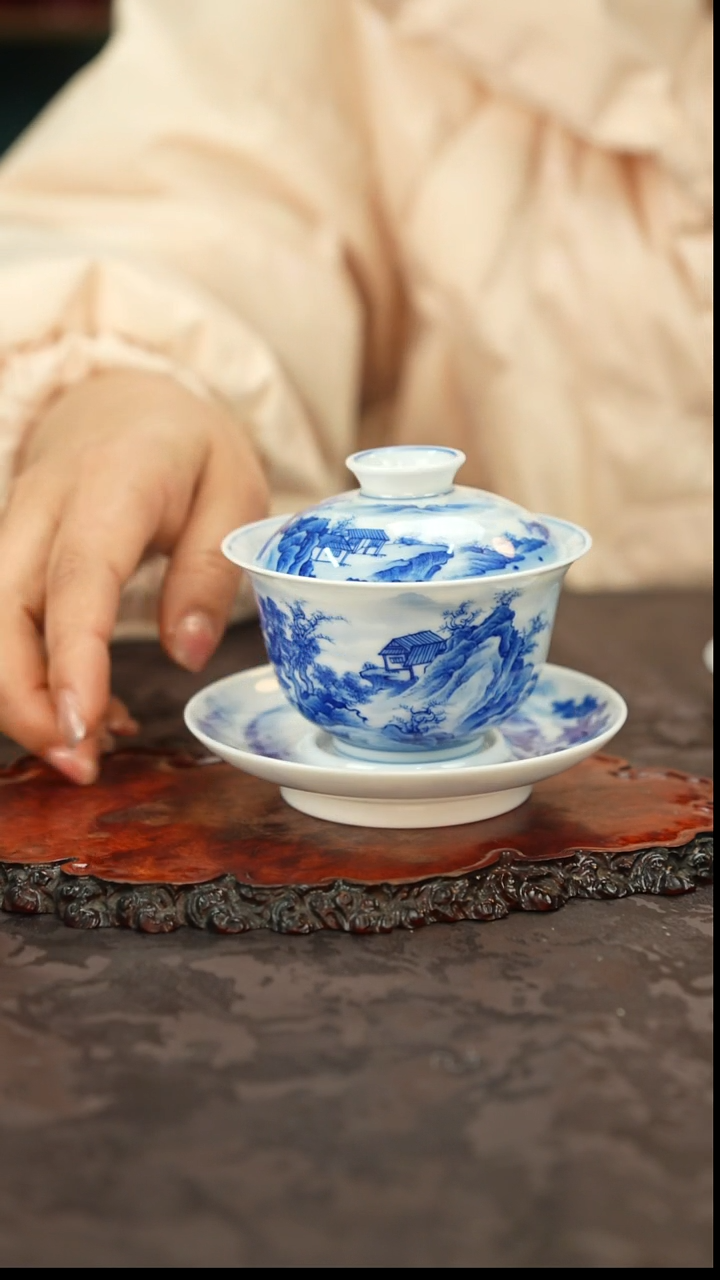 青花手绘山水三才盖碗