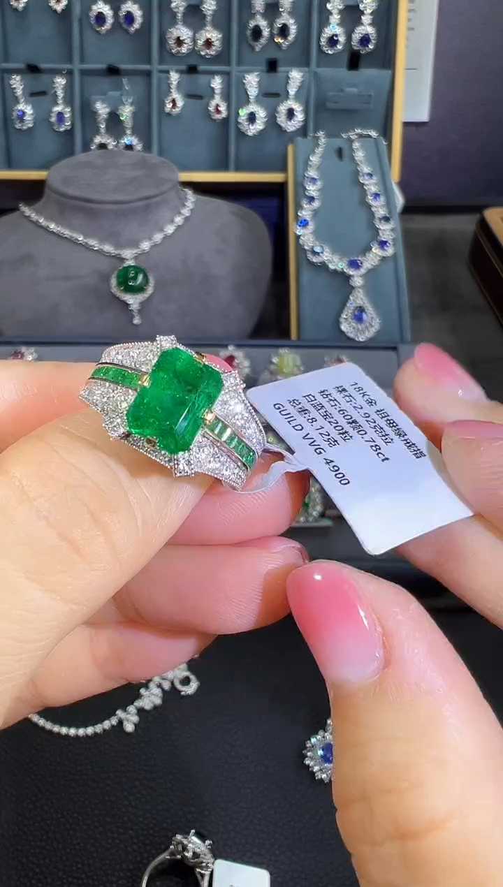 【闪购商品】祖母绿戒指18K金镶嵌戒指