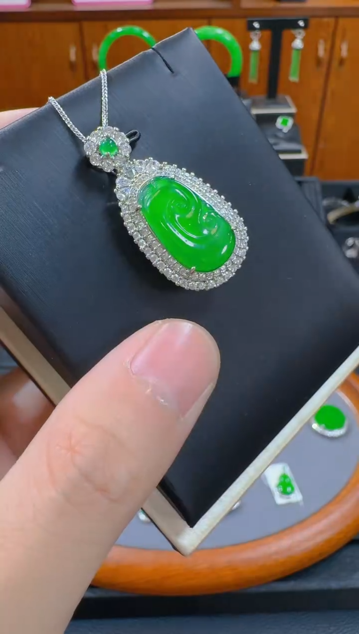【闪购商品】翡翠吊坠(赠链)未镶嵌天然A货翡翠