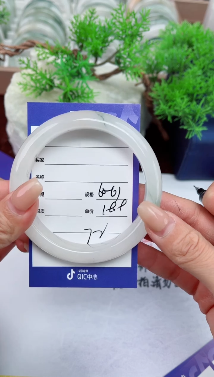 【闪购商品】石英质玉手镯未镶嵌72