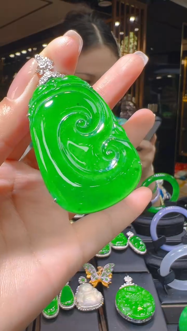 【闪购商品】翡翠18K金镶嵌吊坠(赠链)110       