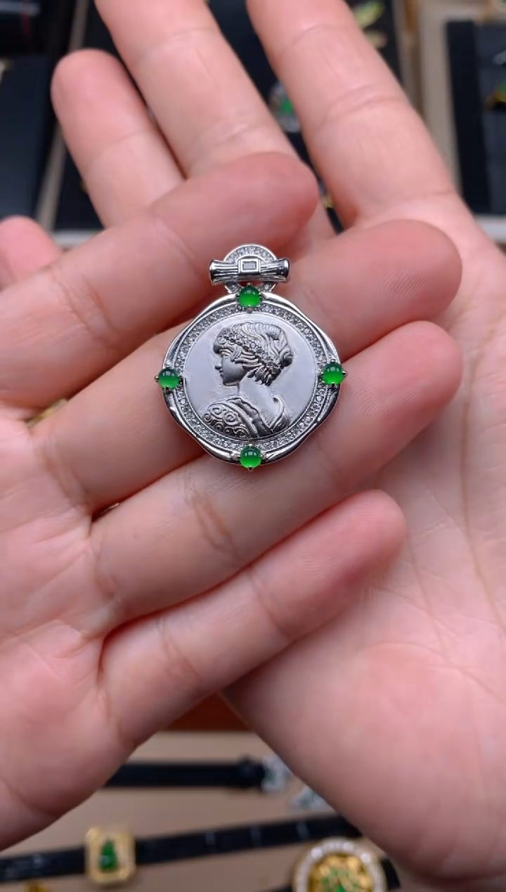 【闪购商品】翡翠吊坠(不含链)银S925镶嵌女王币