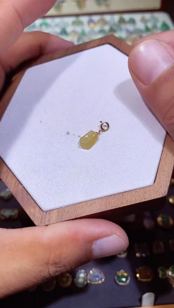 颈饰18K金镶嵌翡翠1111111