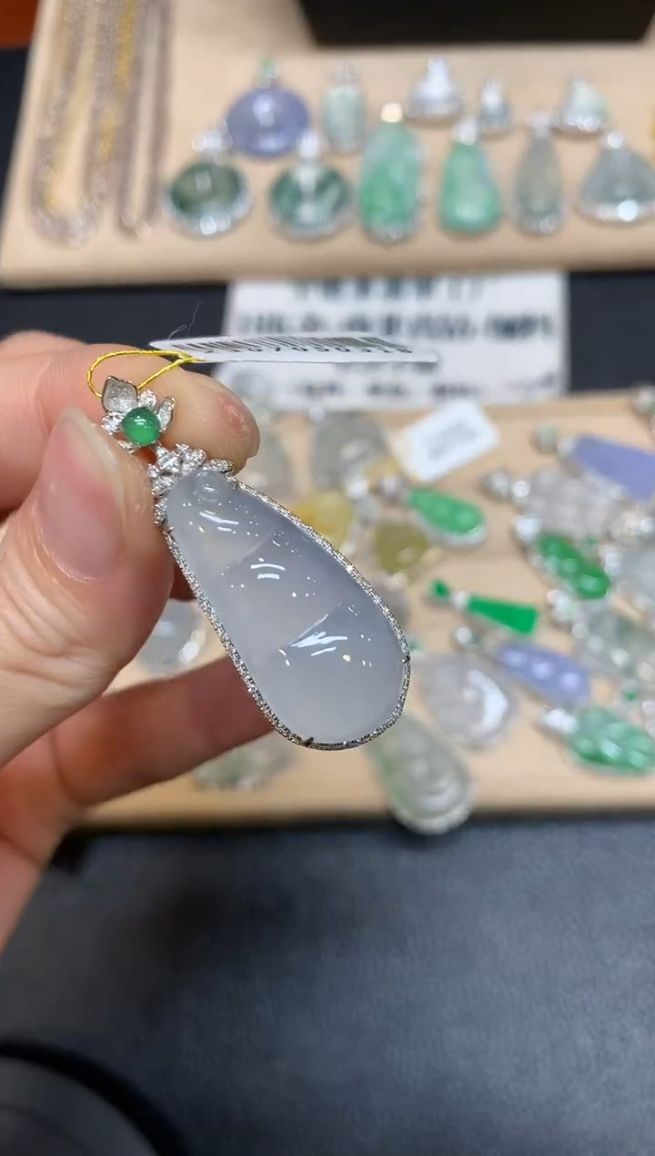 【闪购商品】翡翠颈饰18K金镶嵌福豆【无服务费