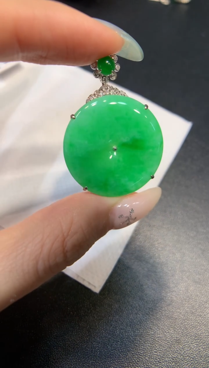 颈饰18K金镶嵌翡翠平安扣