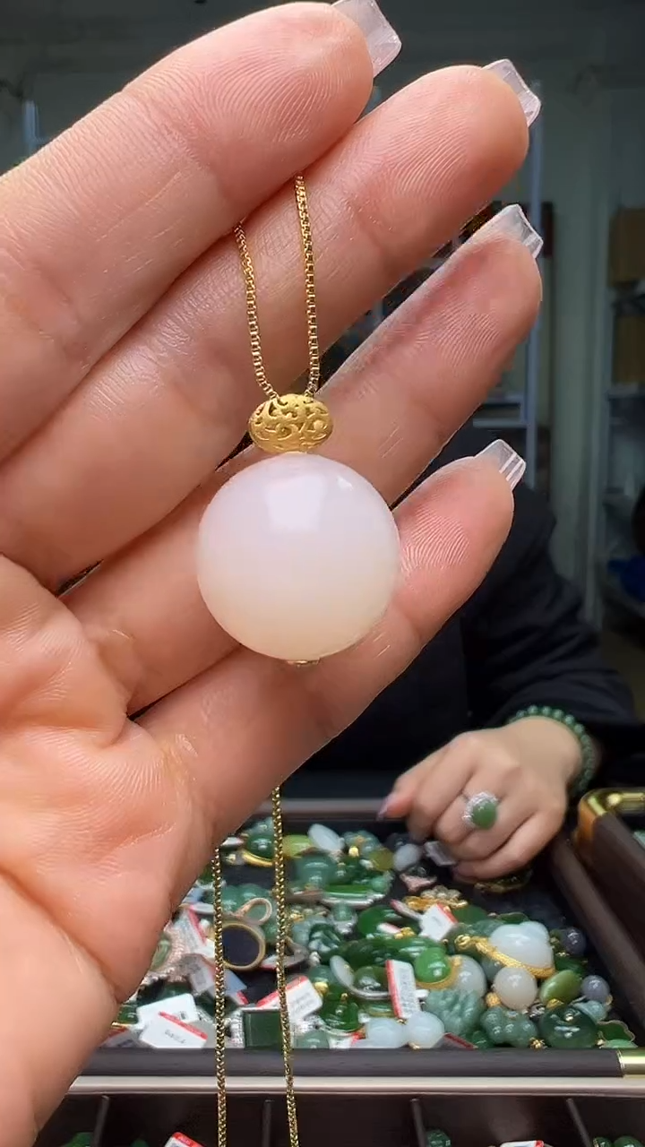 颈饰18K金镶嵌和田玉（多样性发货.发其一)1.04.44