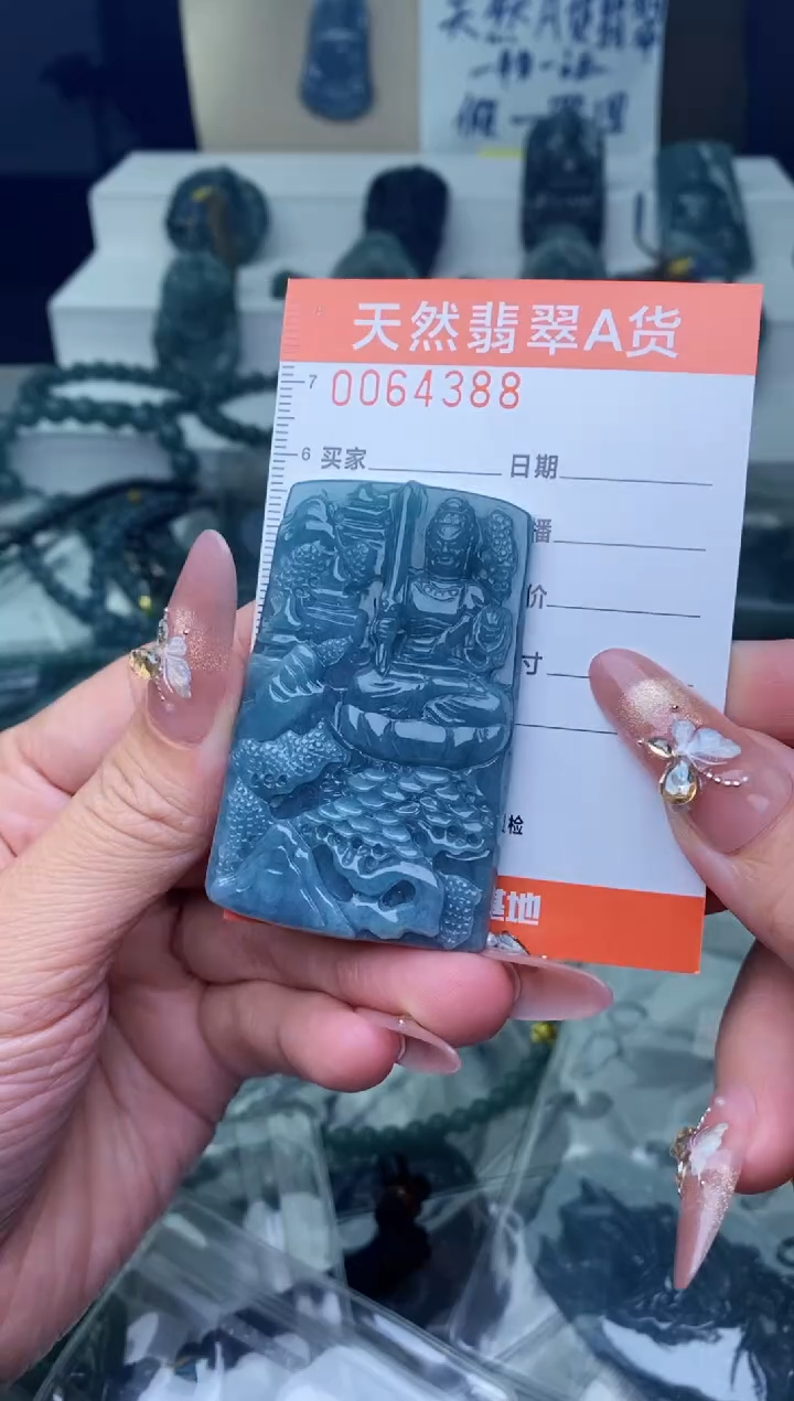 翡翠未镶嵌颈饰··············