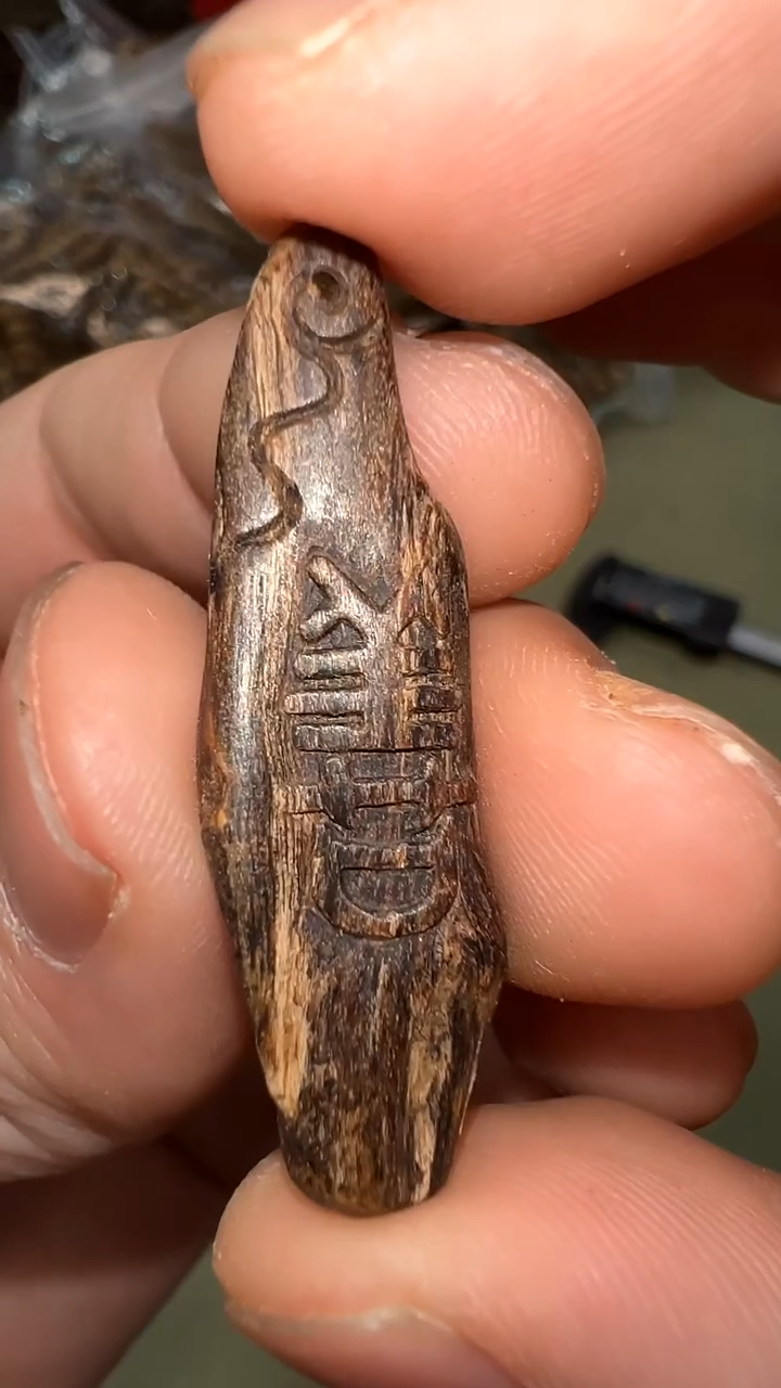 达拉干黑棋瘤疤沉水雕刻件