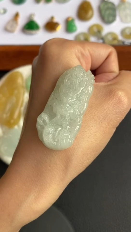 颈饰未镶嵌翡翠龙牌~