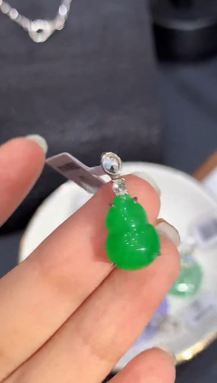 吊坠(不含链)18K金镶嵌翡翠c****?多样性发其一