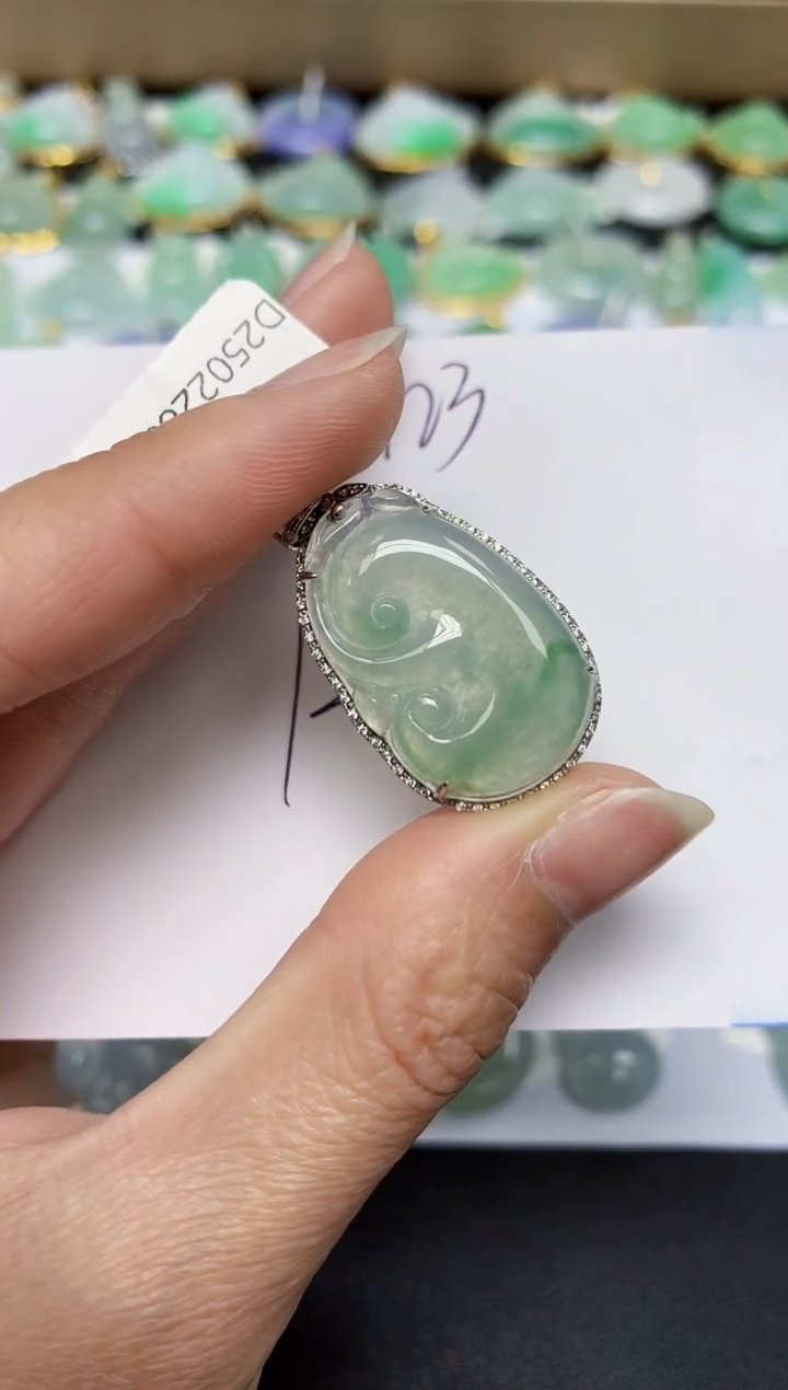 翡翠18K金镶嵌颈饰 天然翡翠A货