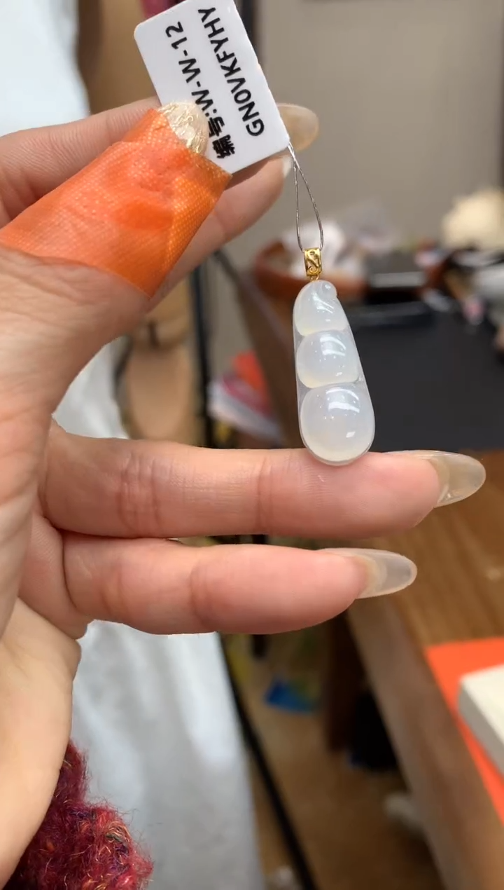 【闪购商品】翡翠颈饰18K金镶嵌福豆