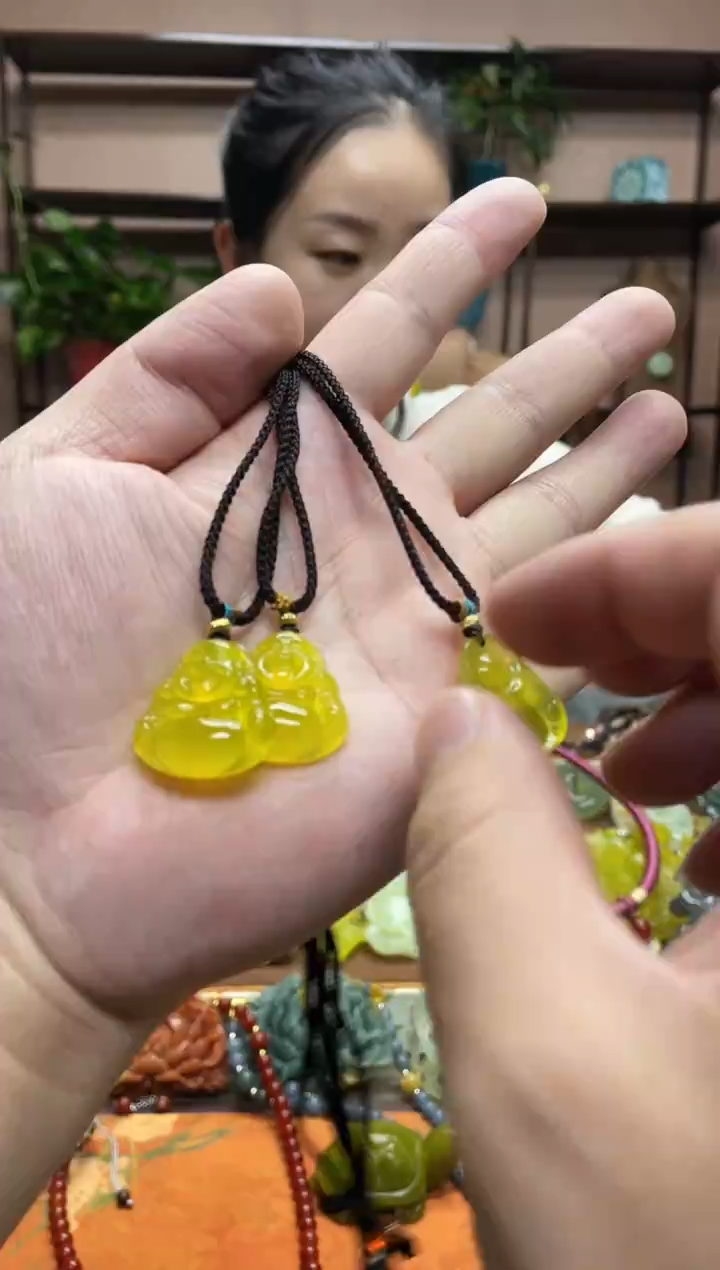 未镶嵌岫玉颈饰多样性发货发其中之一
