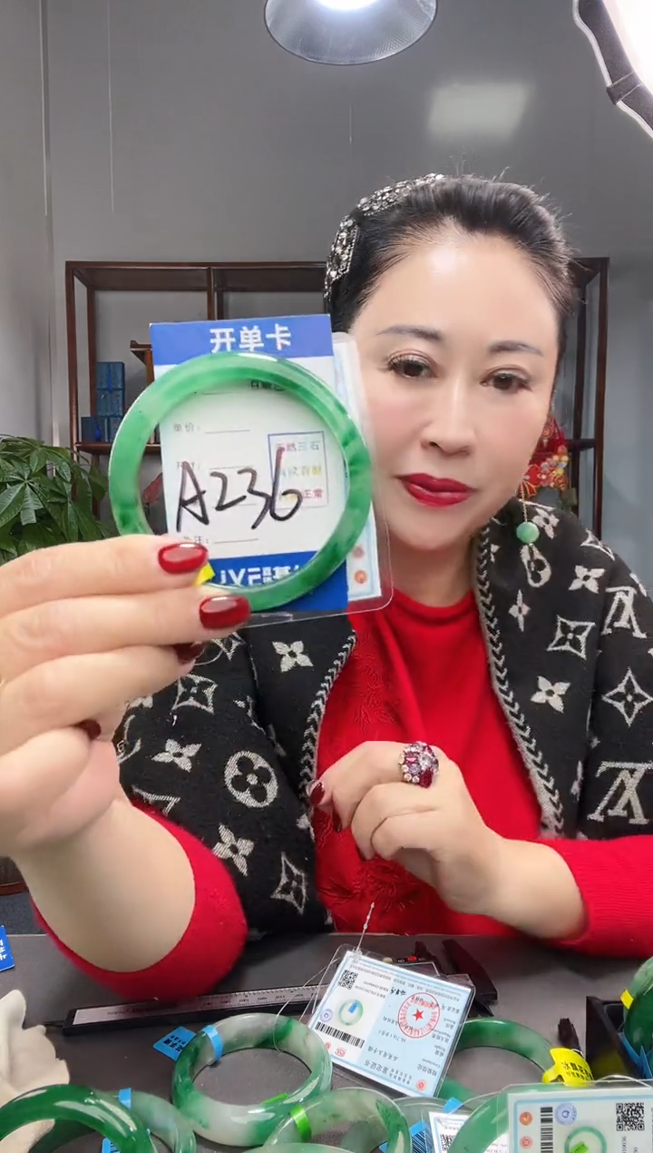 【闪购商品】石英质玉手镯未镶嵌非洲翠