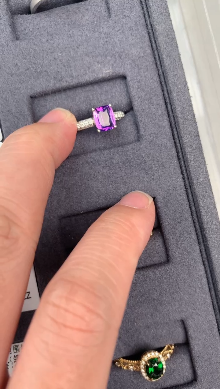 【闪购商品】彩色蓝宝石戒指18K金镶嵌1.5ct无烧紫蓝宝戒指