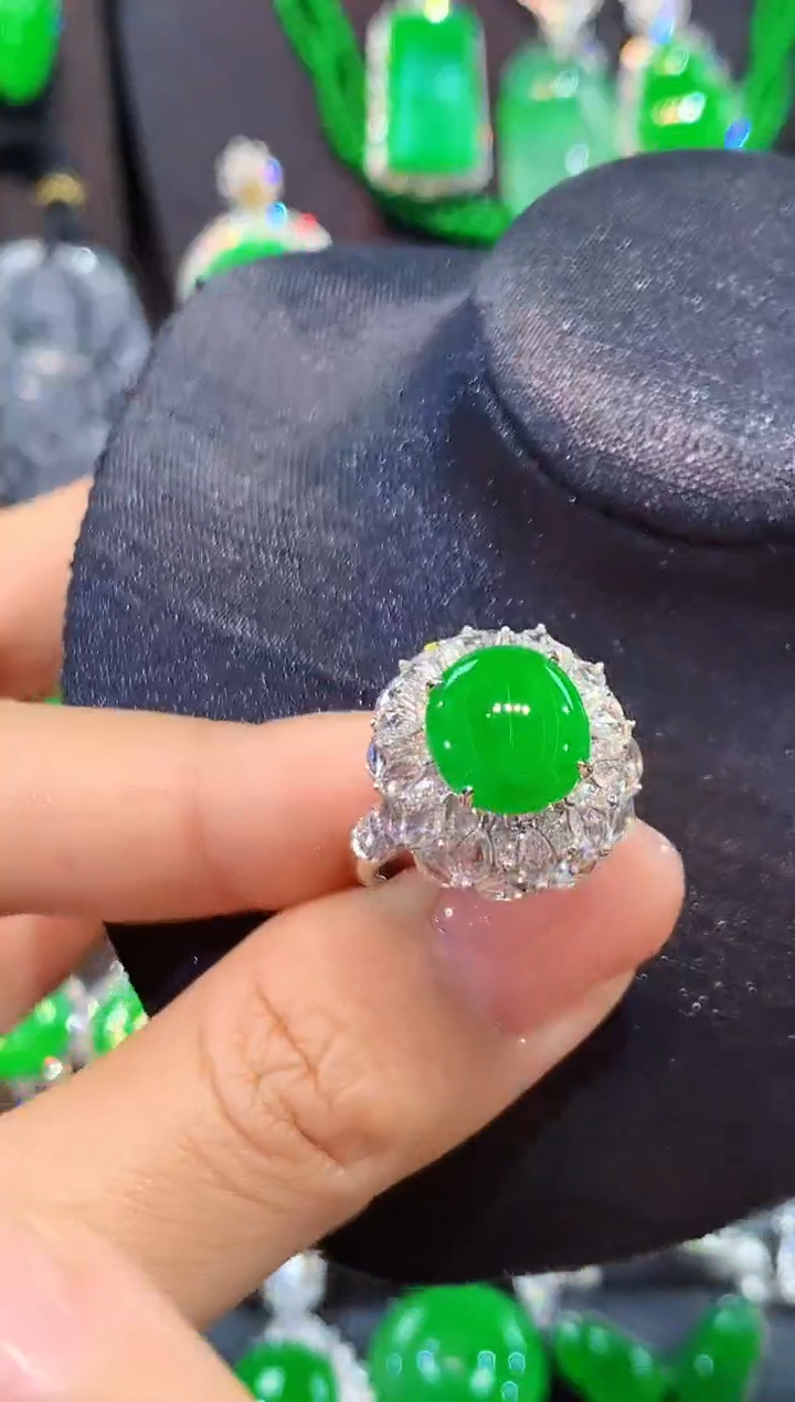 18K金镶嵌戒指翡翠戒指