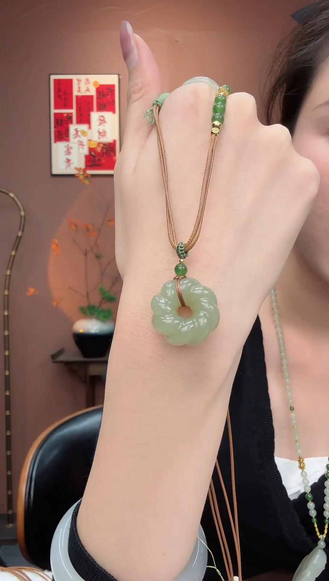 吊坠(赠链)未镶嵌和田玉卡25mm麻花扣一件