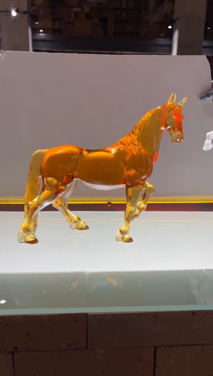 摆件琥珀金逐日马