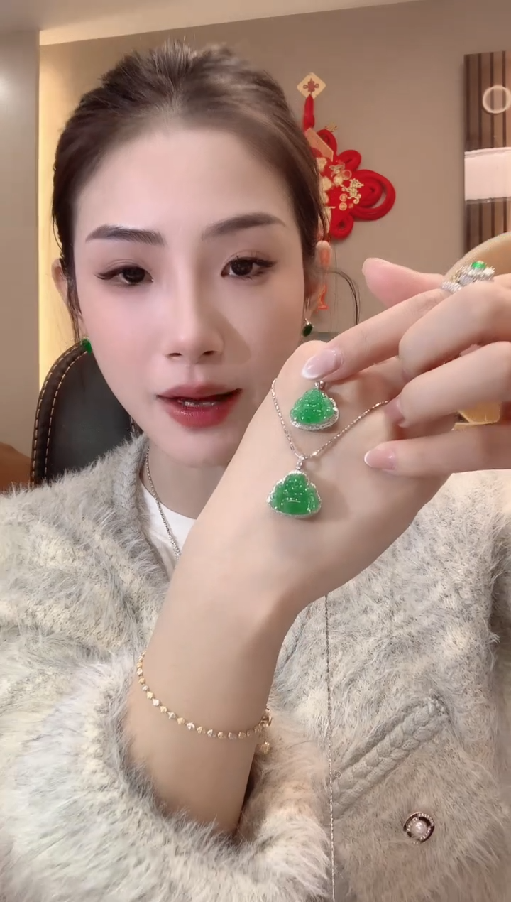 【闪购商品】翡翠吊坠(不含链)18K金镶嵌A23
