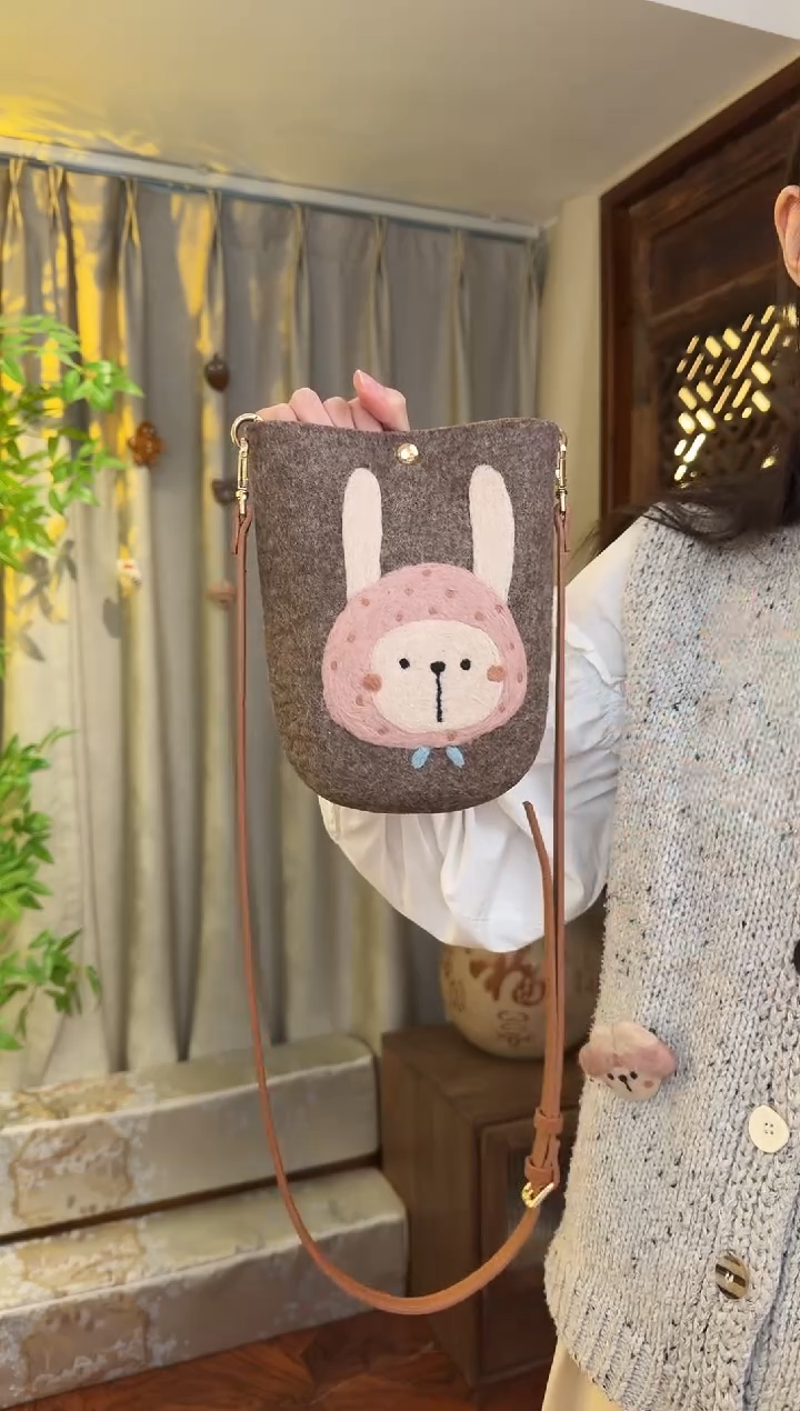 羊毛非遗羊毛毡包 手机包兔子