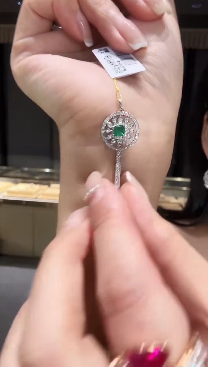 吊坠（不含链）18K金镶嵌钻石太阳花