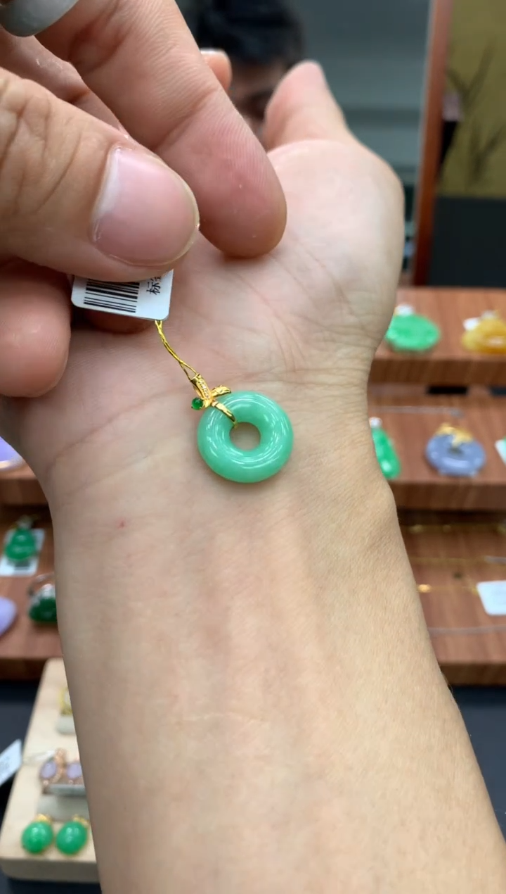 颈饰18K金镶嵌翡翠平安扣