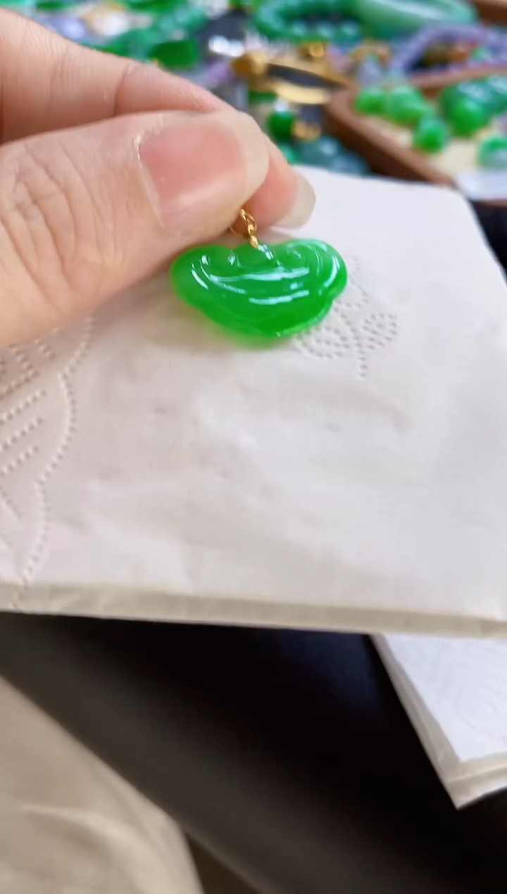 翡翠18K金镶嵌颈饰如意