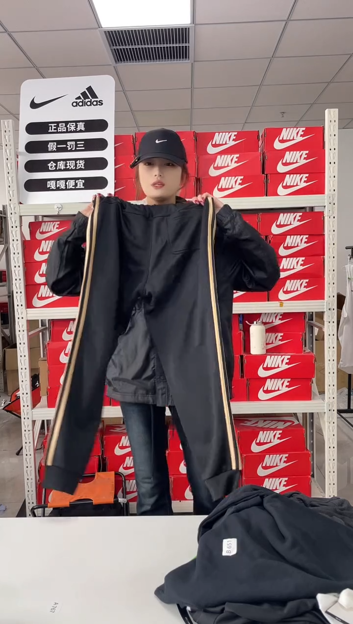 编码闪购尺码m   adidas/阿迪达斯卫衣卫裤以直播间过款为主