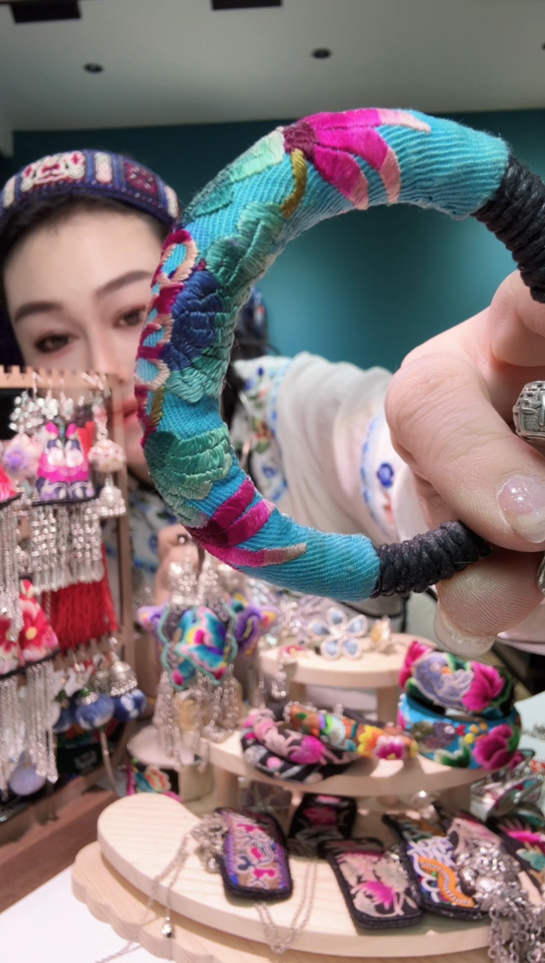 刺绣纯手工苗绣非遗手镯