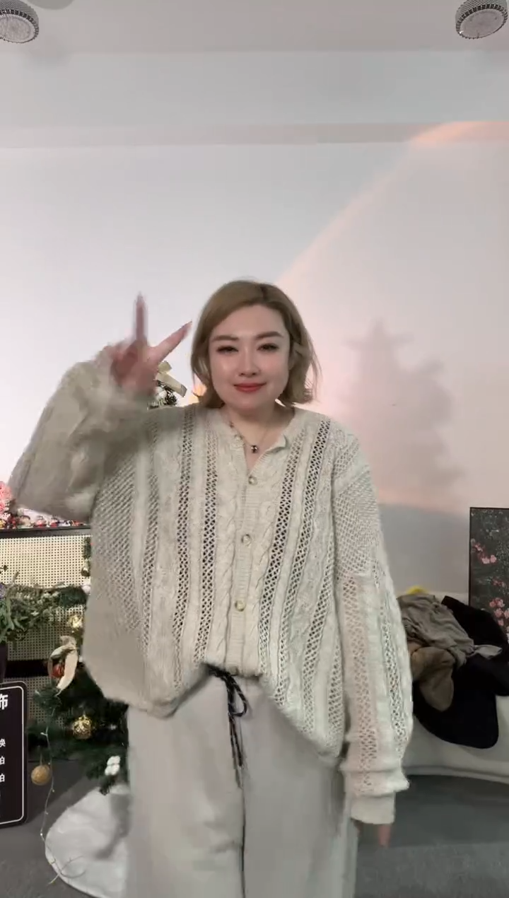 奶茶色毛衣开衫   