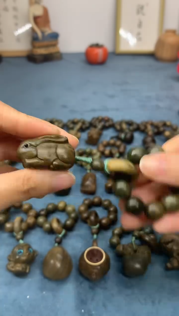 【闪购商品】维腊木（绿檀）把件玉兔 盘玩件