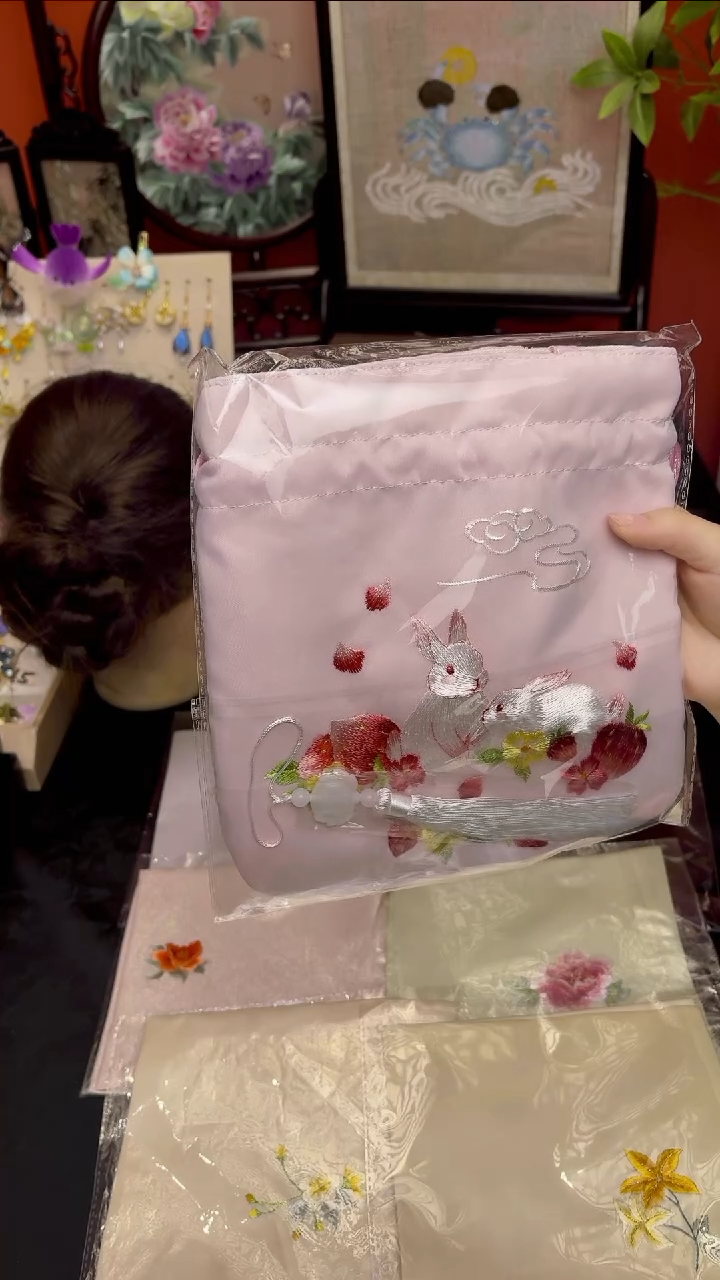 刺绣?****?非遗绒花苏绣饰品