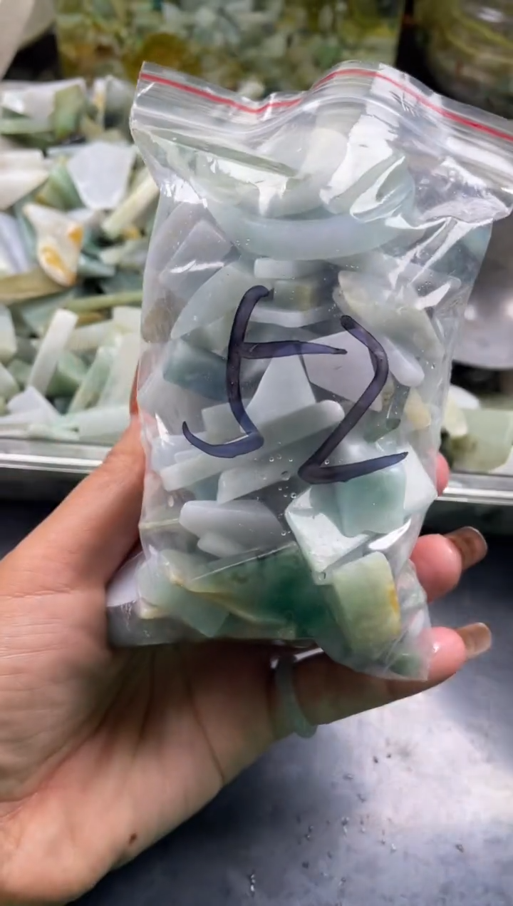 配石翡翠天然翡翠中号500克52