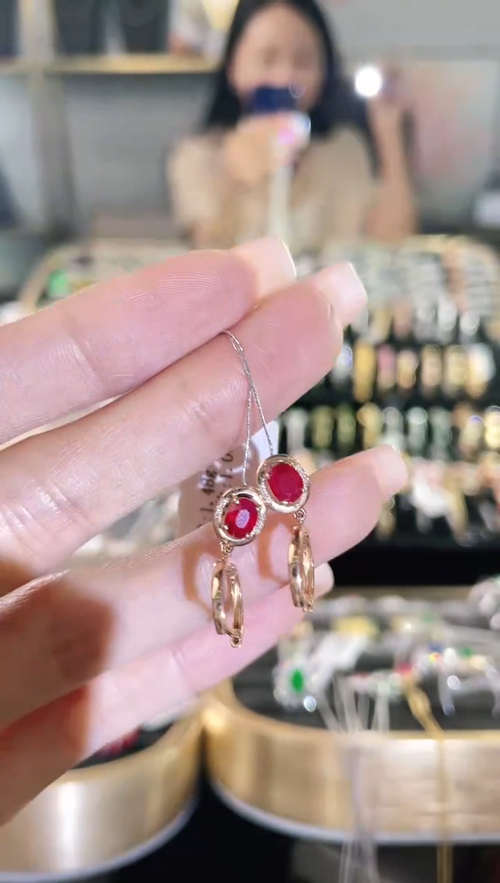 18K金镶嵌天然红宝石耳饰