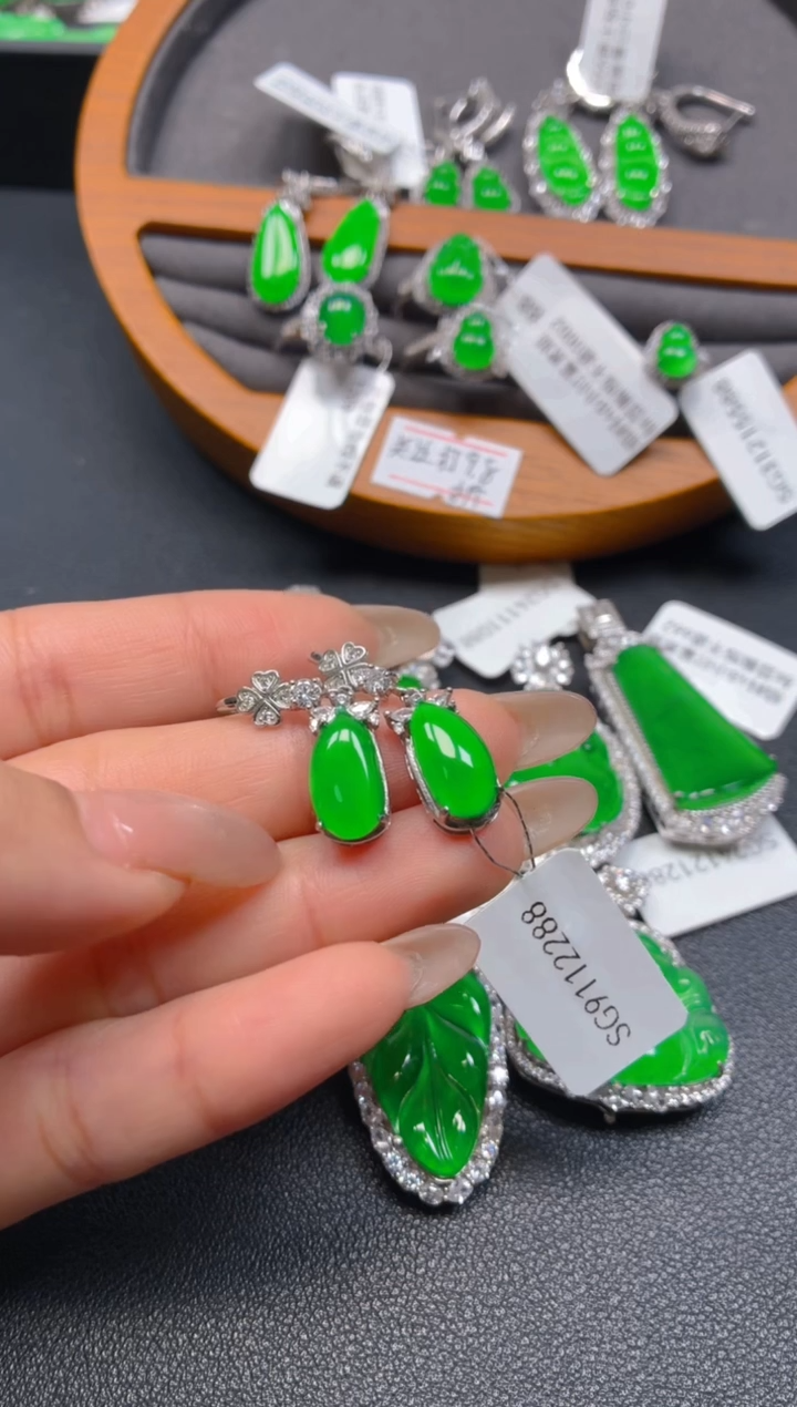 银S925镶嵌翡翠耳饰1