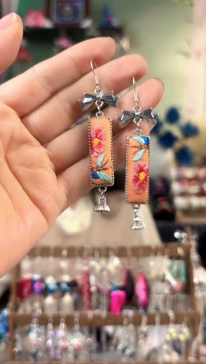 彩云南阁非遗老绣饰品549*