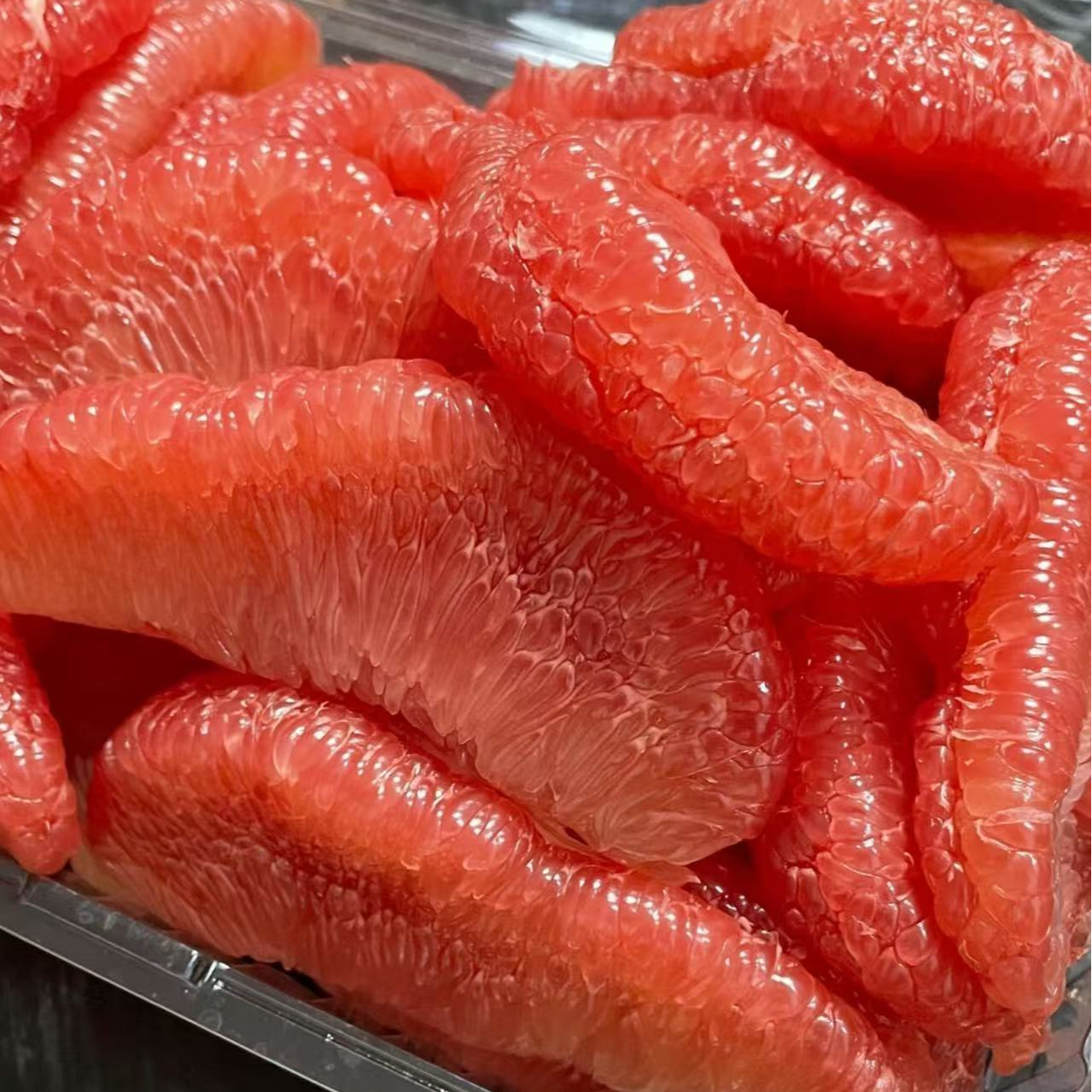 果切现剥红心柚一份