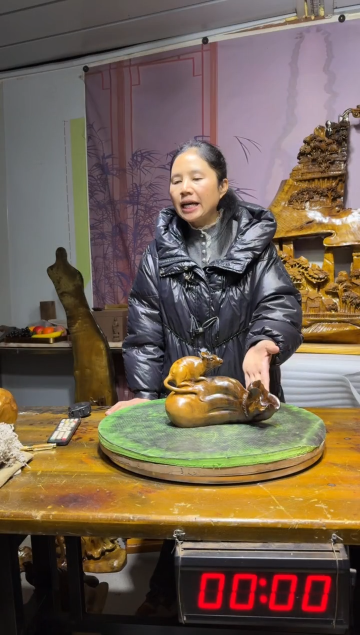 金丝楠龙****李金丝楠木雕刻摆件