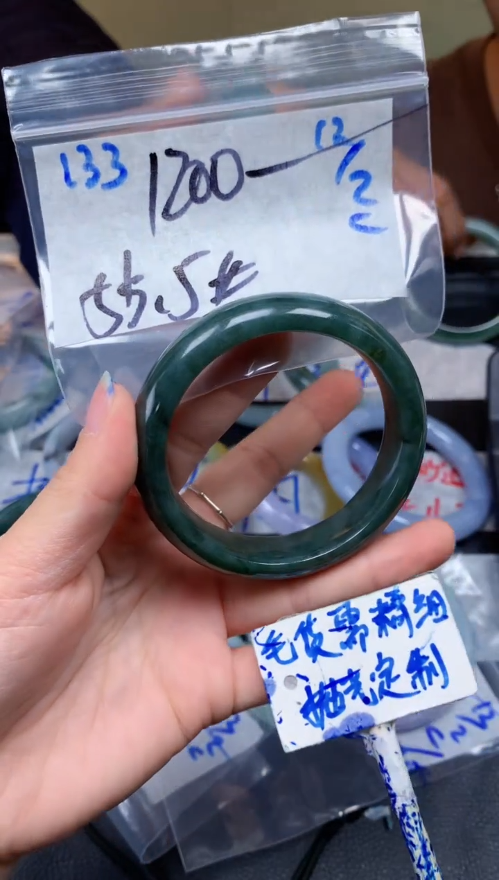 【闪购商品】定制翡翠未镶嵌133毛货需精细抛光手镯多样性拍一发一