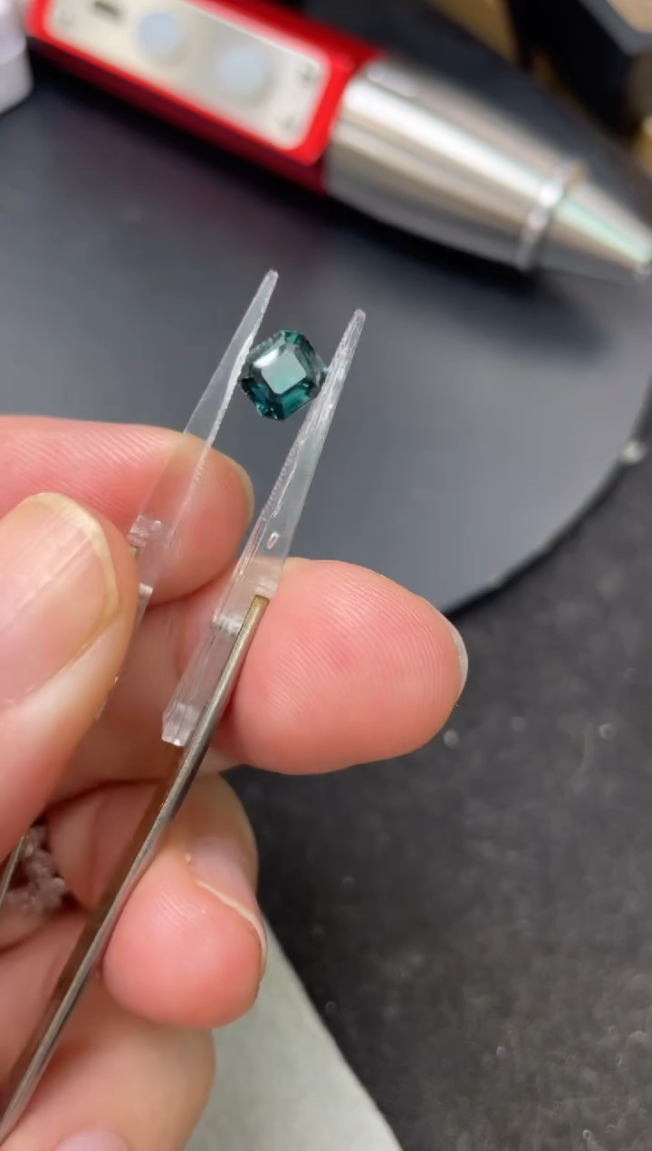 【闪购商品】蓝宝石裸石未镶嵌1.55克拉羽青色蓝宝石