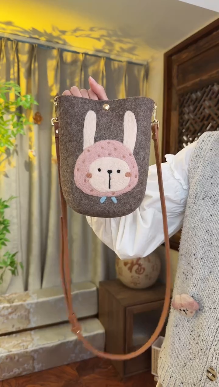 羊毛非遗羊毛毡包 手机包兔子